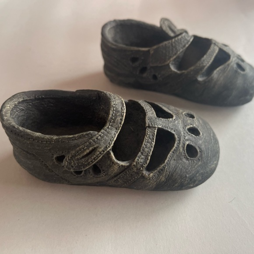 Country Peddlers and Co. of America 4” Resin Baby Shoe Figurines‎